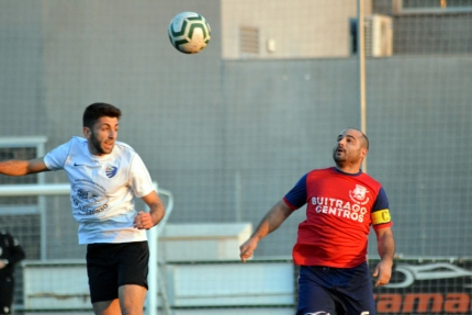 Coco, capitán del CF Imperio, en una jugada del partido ante Base CF (J. PALMA)