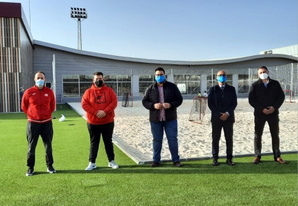 Esteban Férriz, Francis Cortacero, Juan José Martínez, Salustiano Ureña y David Navarro junto a la pista polivalente (J. PALMA)