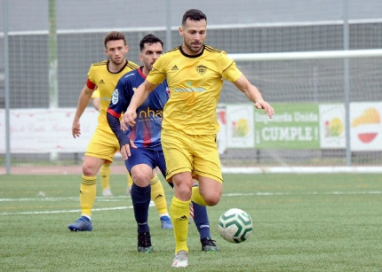 Vilaseca, jugador del FC Cubillas, en una jugada del último encuentro en casa ante el Vandalia 