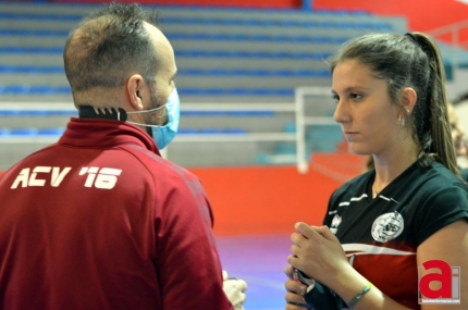 Esteban Férriz, entrenador del Nevadis Albolote, dialoga con una jugadora (J. PALMA)