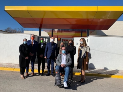 Ciudadanos en la puerta del nuevo colegio de El Chaparral 