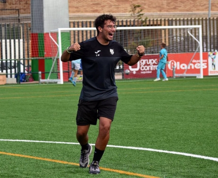 Luis Martínez, entrenador del equipo juvenil del Abolote Soccer 