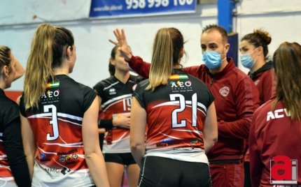 Esteban Férriz, en el centro de la imagen, da instrucciones a sus jugadoras durante un partido (J. PALMA)