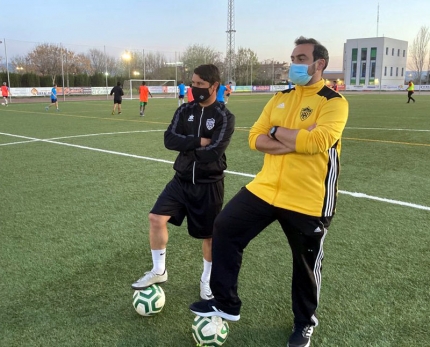 Pablo Díaz junto a William, segundo entrenador, en un entrenamiento