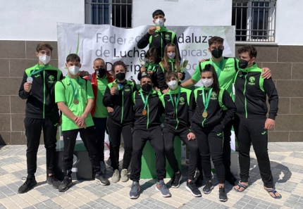 Los representantes del club Baransu con las medallas obtenidas en el Campeonato de Andalucía de Lucha Sambo (CLUB BARANSU)