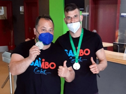 Blas González y Juan Pedro Campos muestran las medallas logradas en Maracena 