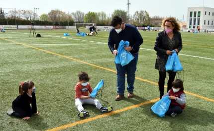 El concejal de Deportes, Juan José Martínez, y la concejala de Personal, Marta Nievas, en una visita al Campus Deportivo (PEPE VAQUERO)