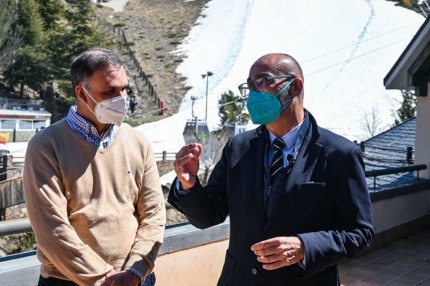 Jesús Ibáñez y Salustiano Ureña dialogan en las oficinas de Cetursa ubicadas en Pradollano