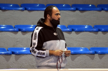 Iván Navarro, entrenador del Herogra Albolote, durante un entrenamiento (J. PALMA)