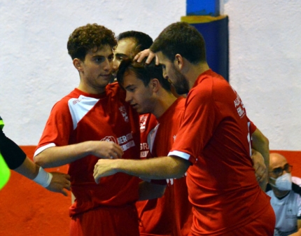 Los jugadores del Albolote Herogra felicitan a Alonso tras marcar el segundo tanto local (J. PALMA)