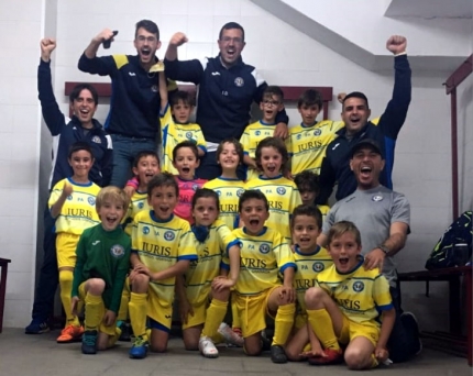 Equipo prebenjamín del Albolote Socce que se ha proclamado campeón de liga 