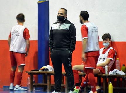 Ivan Navarro durante la disputa de un partido en el pabellón municipal de deportes de Albolote (J. PALMA)