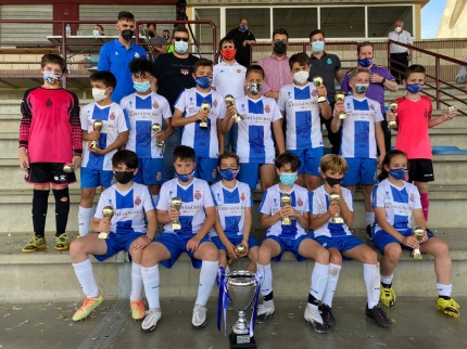 La plantilla del equipo alevín D del Español Albolote con la copa de campeones (ESPAÑOL ALBOLOTE)