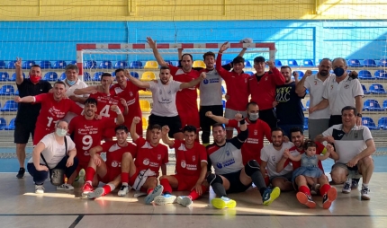 Los jugadores y cuerpo técnico del Albolote Herogra celebran la victoria en Churriana (ALBOLOTE FUTSAL)