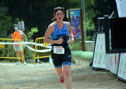 Una atleta llegando a la línea de meta tras completar los cinco kilómetros de carrera (UGR)