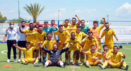 La plantilla alboloteña celebró la permanencia en el campo del CD Vera (FC CUBILLAS)