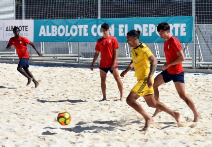 Jugadores del FC Cubillas y Granada CF disputaron varios partidos en la nueva instalación (J. PALMA)