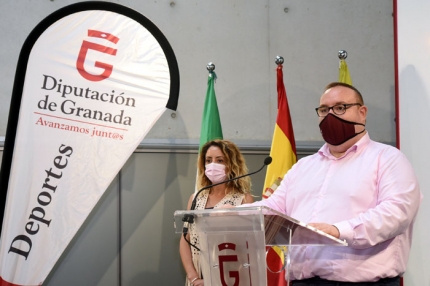 Manuel Guirado, diputado de Deportes, junto a Carmen Moya, representante de los municipios participantes (DIPUTACIÓN) 