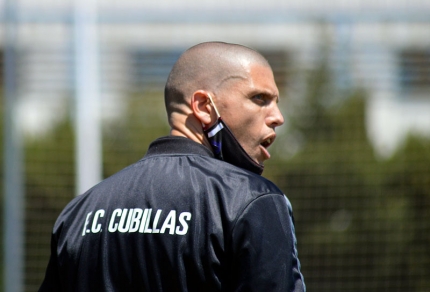 Gabri Padial da instrucciones a sus jugadores durante un partido en casa (J. PALMA)