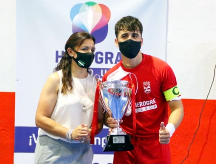 Pablo Muriel con la copa de campeones de liga (LUIS / ALBOLOTE FUTSAL)