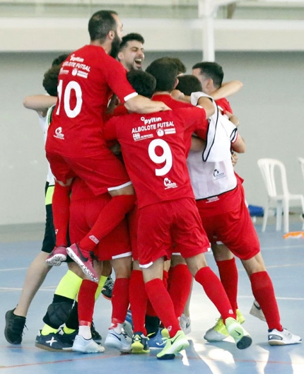 Los jugadores del Albolote Herogra celebran el ascenso en la cancha de Gamarra (ALBOLOTE FUTSAL)