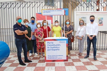 Representantes locales y provinciales del PP en la mesa de firmas instalada frente a la Casa de la Cultura.