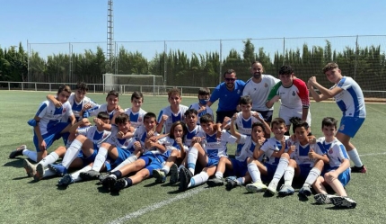 Los jugadores y cuerpo técnico celebran el ascenso en el campo del Ciudad de Granada (ESPAÑOL ALBOLOTE)