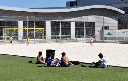 Los alumnos del II Campus Deportivo junto al campo de fútbol playa (J. PALMA)