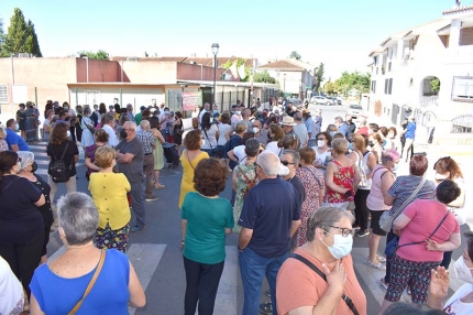 Varios momentos de la concentración a las puertas del centro de salud de Albolote.