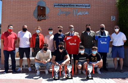 El Albolote Futsal ofreció sus copas de campeones a la corporación municipal (J. PALMA)