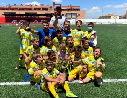 Los jugadores del prebenjamín del Albolote Soccer celebran el título de Copa `Miguel Prieto` de la Federación (ALBOLOTE SOCCER)