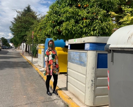 La vicecoordinadora de Vox en El Chaparral, María Jesús Martínez, junto a una zona de contenedores 