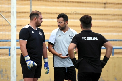 Javier Vilaseca, entrenador del FC Cubillas, dialoga con los porteros del equipo (FC CUBILLAS)