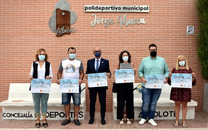 Representantes institucionales y familiares de Jorge Abarca en la presentación de la ruta (J. PALMA)