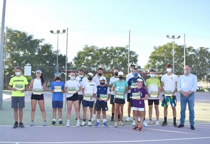 Foto de grupo de los finalistas y ganadores en las distintas categorías 