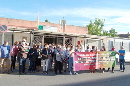 Manifestación de los partidos de izquierdas de Albolote a las puertas del centro de salud.