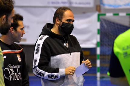 Iván Navarro, entrenador del Albolote Herogra, habla con sus jugadores (ALBOLOTE FUTSAL)