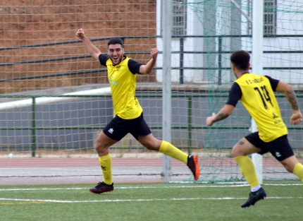 Marfil, jugador del FC Cubillas, celebra el tanto de la victoria (J. PALMA)