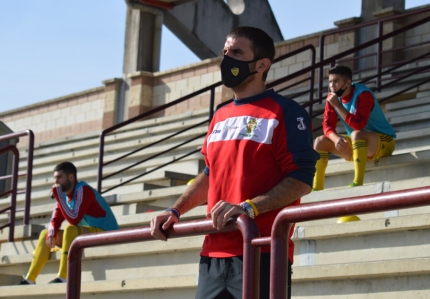 Andrés Barrio, director deportivo del FC Cubillas, presenciando un partido (J. PALMA)