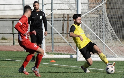 Una acción del partido jugado entre FC Cubillas y CD Casabermeja en Albolote