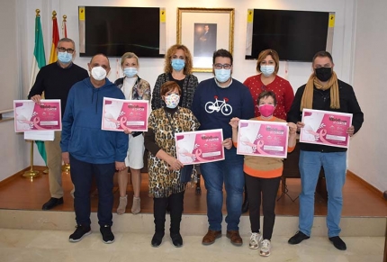 Un momento de la presentación de la jornada con representantes de la Junta Local de la AECC y concejales del Ayuntamiento.