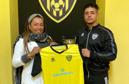 Miguel Angel Ulecia junto a Elexandra Malz, presidenta del FC Cubillas (FC CUBILLAS)