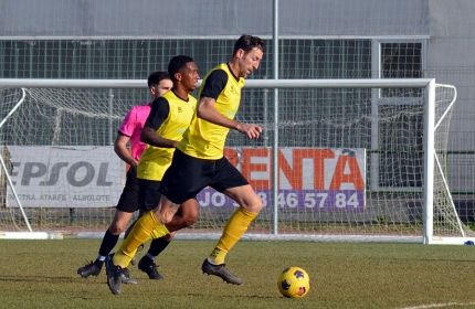 El FC Cubillas busca afianzarse en la zona alta en el campo del Poli Almería (J. PALMA)