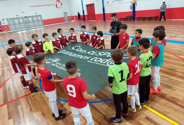 Los jugadores del Albolote Pyltin y Compañía María con la pancarta de la campaña (ALBOLOTE FUTSAL)