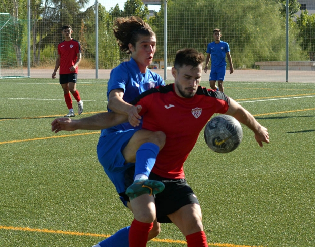 Una jugada del encuentro disputado entre ambos equipos en Albolote en la primera vuelta (J. PALMA)