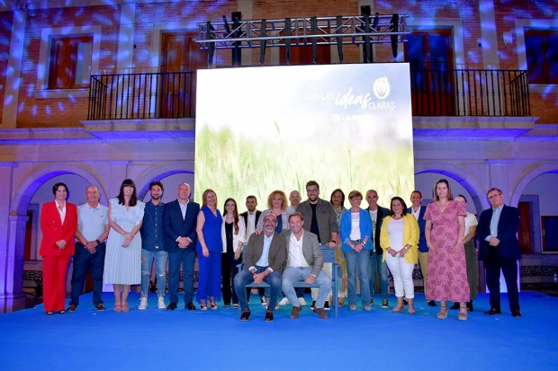 Candidatura del PP de Albolote con Salustiano Ureña a la cabeza, sentado en el banco junto al Secretario General del PP, Antonio Repullo.