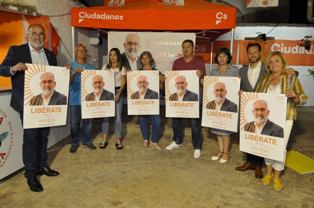 Pegada de carteles de Ciudadanos al inicio de la campaña electoral 