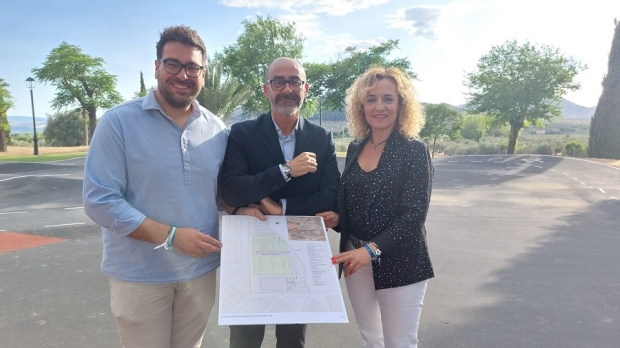 Candidato a la alcaldía por el PP, Salustiano Ureña, junto a dos miembros de la lista en la pista de pump track