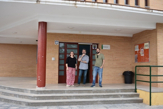 Javier Quesada, candidato de Podemos a la alcaldía, junto a dos miembros de su lista en la casa de la juventud