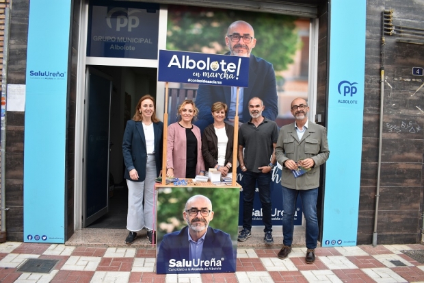 EL candidato a la alcaldía por el PP, Salustiano Ureña, junto a miembros de su candidatura en la sede local 